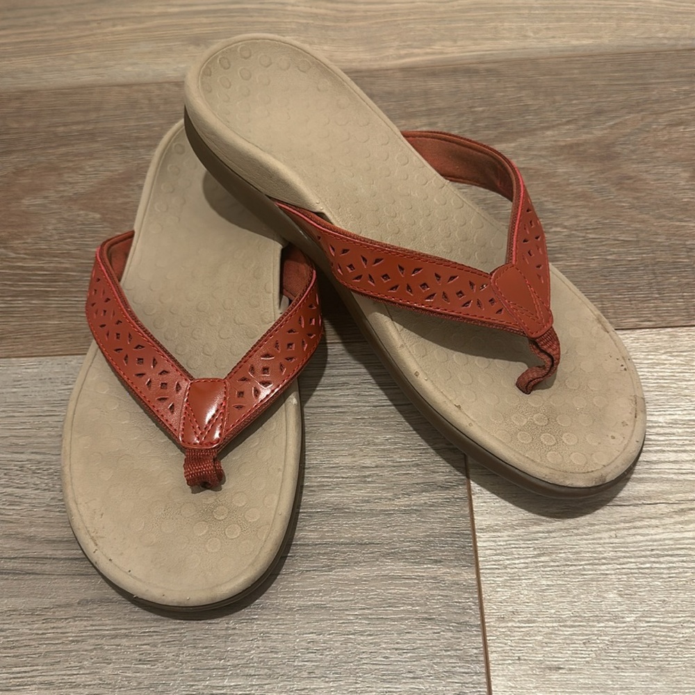 Vionic Flip Flops Thongs Sandals Womens Size 7 Tide Perforated Clay Red